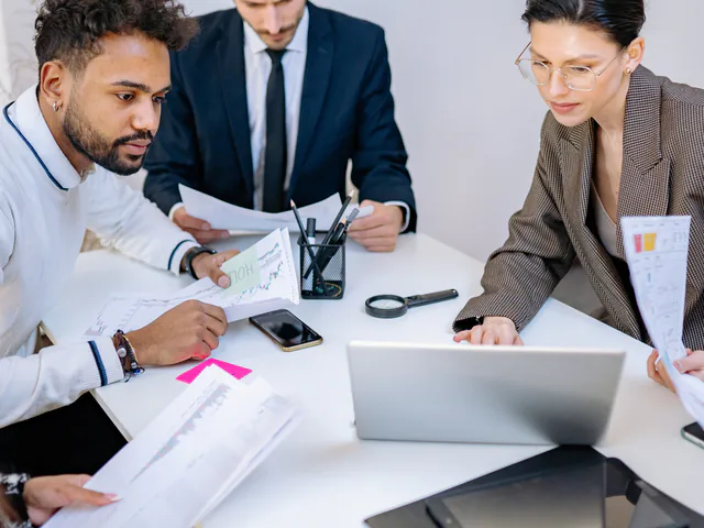 Reunión de trabajo alrededor de una mesa