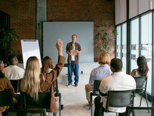Plática con un grupo de participantes